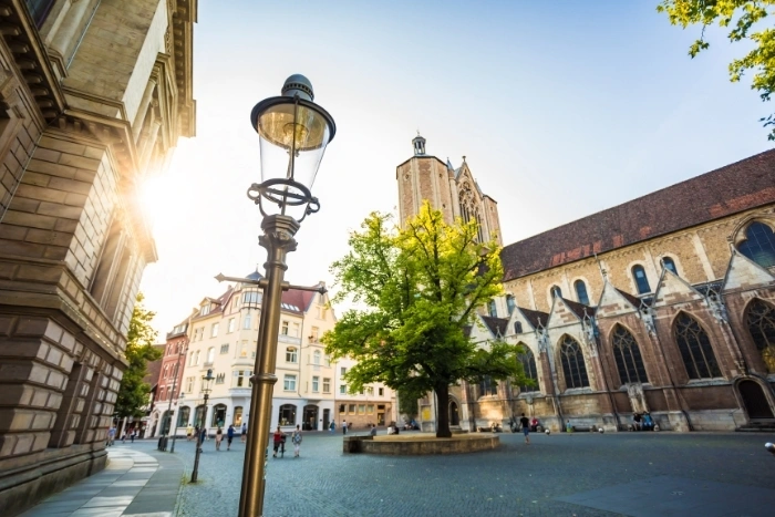 Innenstadt Braunschweig auf dem alten Marktplatz bei sonnigem Wetter.