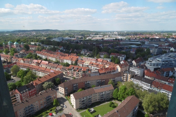Die Stadt Hildesheim aus der Vogelperspektive - Sinnbild für das Potenzial von Photovoltaik in Hildesheim.