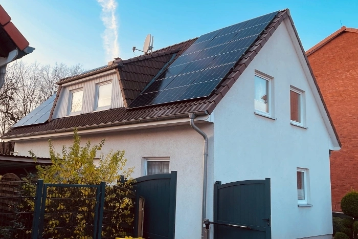 Einfamilienhaus in Langenhagen mit installierter Photovoltaikanlage auf dem Dach bei klarem Himmel.