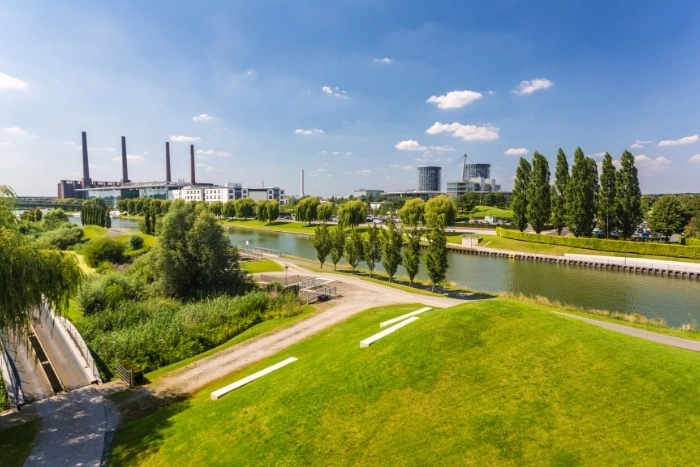 Panorama in Wolfsburg am Mittellandkanal mit VW-Kraftwerk und Autostadt bei Sonnenschein – ideales Umfeld für Photovoltaik Wolfsburg.