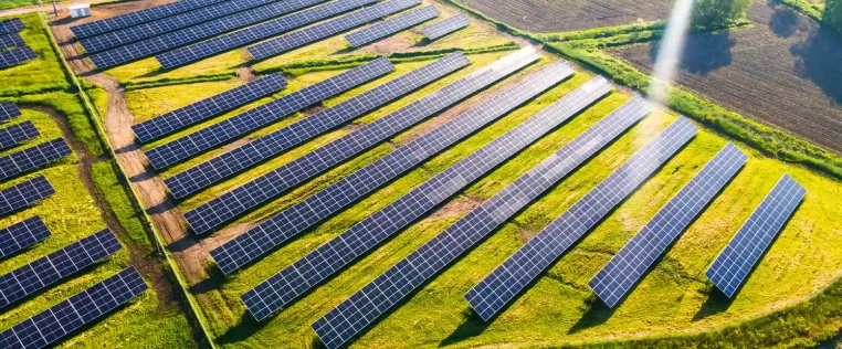 Luftaufnahme einer großen Photovoltaikanlage auf Freifläche in der Region Langenhagen.
