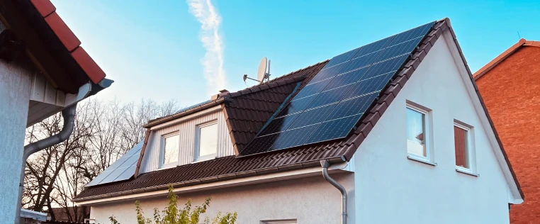 Einfamilienhaus in Langenhagen mit installierter Photovoltaikanlage auf dem Dach bei klarem Himmel.
