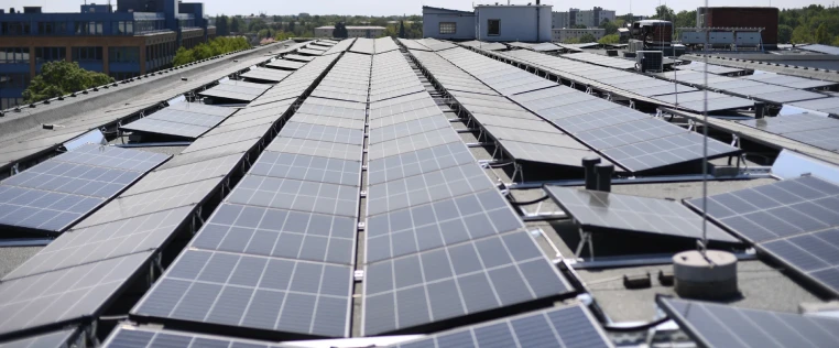 Flachdach eines Unternehmensgebäudes in Langenhagen mit großflächig installierter Photovoltaikanlage.
