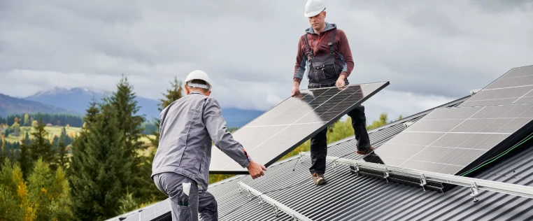 Montage einer Photovoltaikanlage auf einem landwirtschaftlichen Gebäude in der Region Verden.