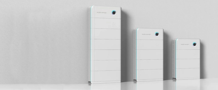 Drei Stromspeicher-Modelle von Sigenergy in unterschiedlichen Größen zur effizienten Energiespeicherung.